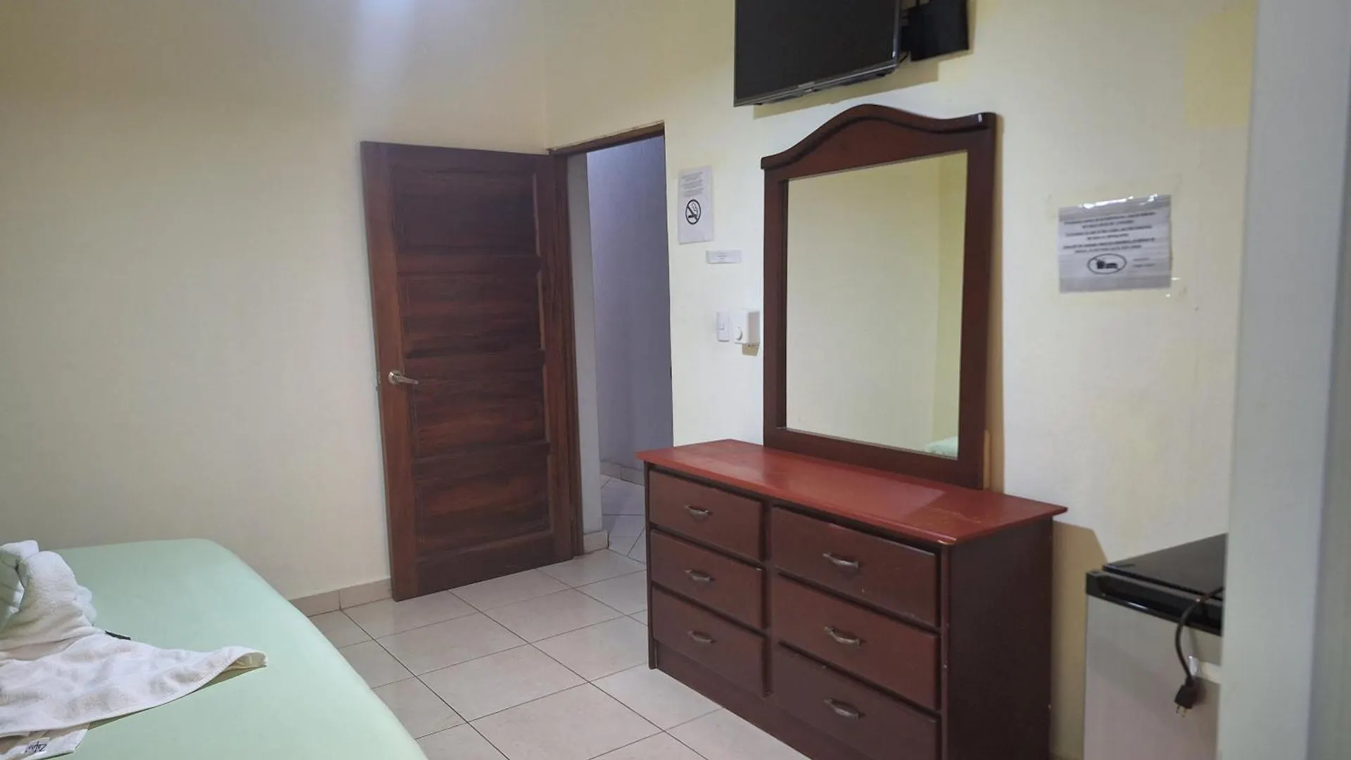 Hotel Enrique I Gazcue, Bed And Breakfast 聖多明哥 0*,  多米尼加共和国